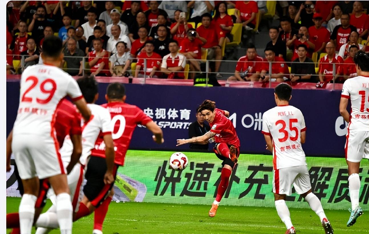 从刺头到中国传奇球星！韦世豪18球+49球双杀纪录：中国足球，就该这样疯！