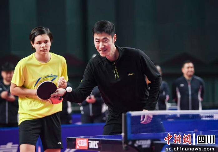 世界杯平台-王励勤走进国际青少年乒乓球训练营